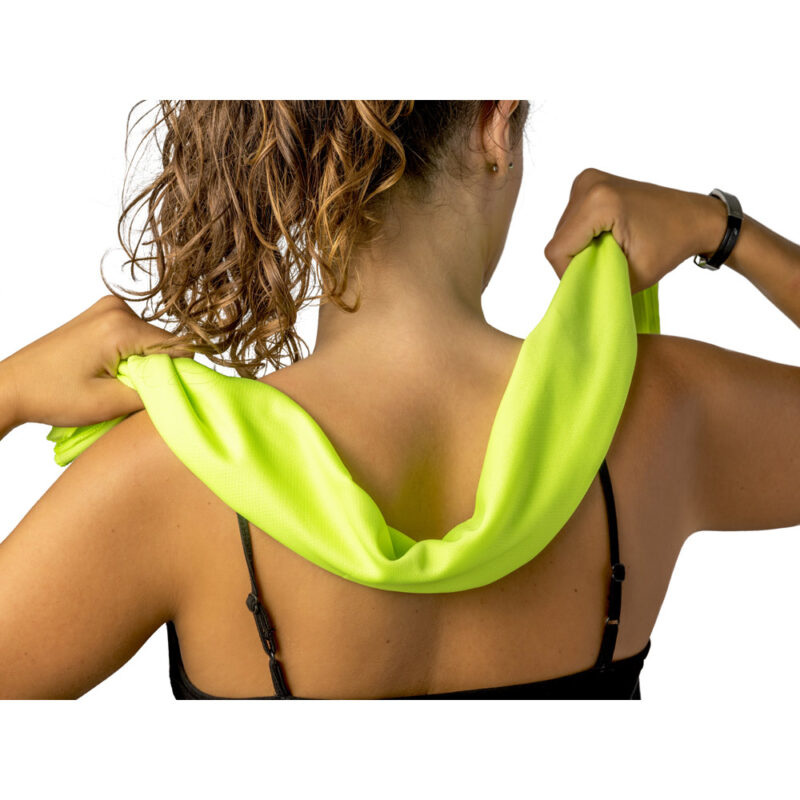 Toalha esportiva refrescante em 100% poliéster reciclado (100% rPET) com bolsa em non-woven - Imagem 4
